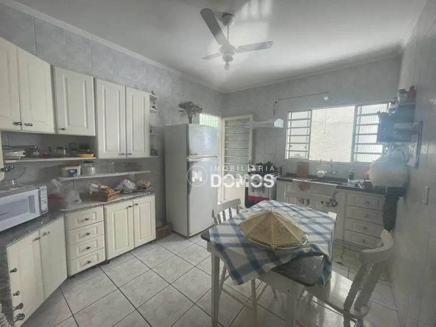 Foto 5 de Casa com 3 quartos à venda, 250m2 em Parque Residencial Beira Rio, Guaratingueta - SP
