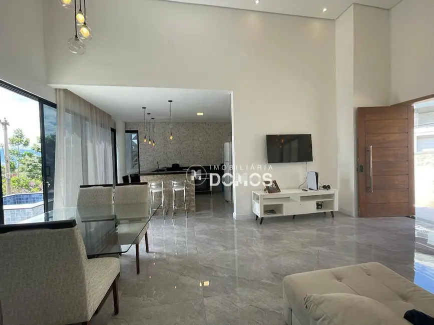 Foto 2 de Casa com 3 quartos à venda, 490m2 em Village Mantiqueira, Guaratingueta - SP