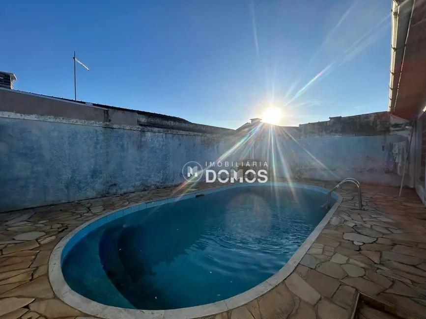 Foto 1 de Casa com 3 quartos à venda, 265m2 em Jardim Indepedência, Guaratingueta - SP