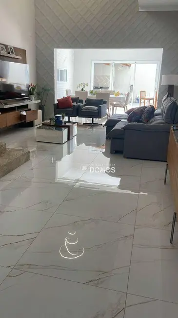 Foto 1 de Casa com 4 quartos à venda, 360m2 em Portal das Colinas, Guaratingueta - SP