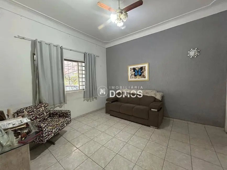 Foto 3 de Casa com 3 quartos à venda, 300m2 em Vila Paraíba, Guaratingueta - SP