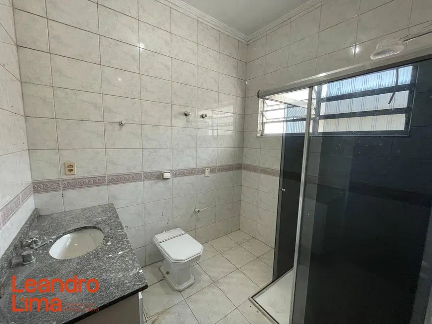 Casa com 3 quartos para alugar, 200m2 em Jardim Munhoz, Guarulhos - SP - imagem 7 Foto 7 de Casa com 3 quartos para alugar, 200m2 em Jardim Munhoz, Guarulhos - SP