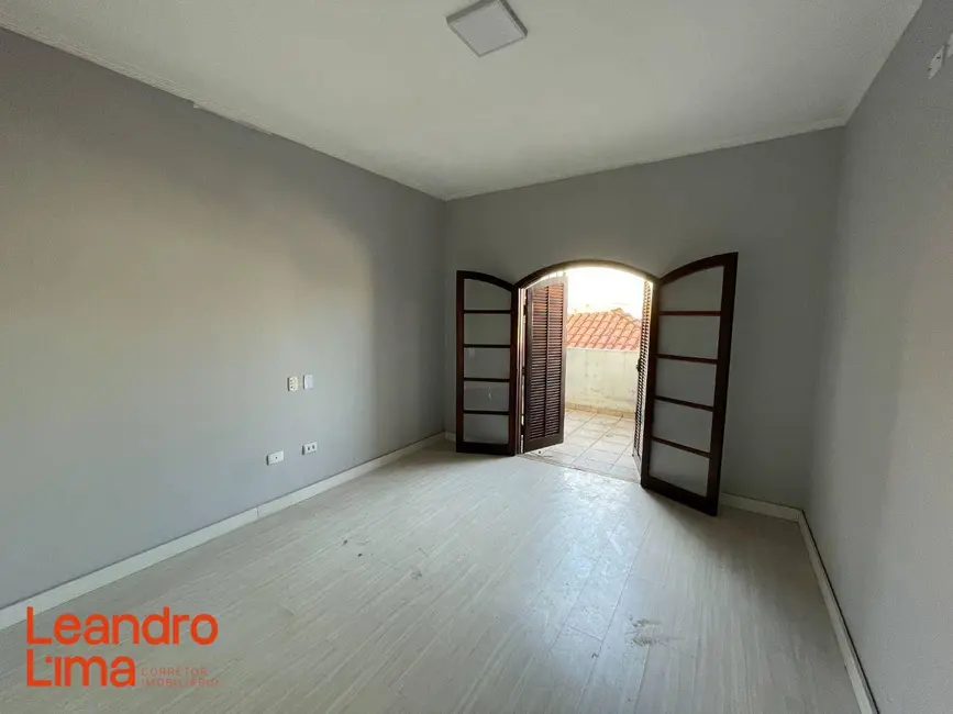 Casa com 3 quartos para alugar, 200m2 em Jardim Munhoz, Guarulhos - SP - imagem 8 Foto 8 de Casa com 3 quartos para alugar, 200m2 em Jardim Munhoz, Guarulhos - SP