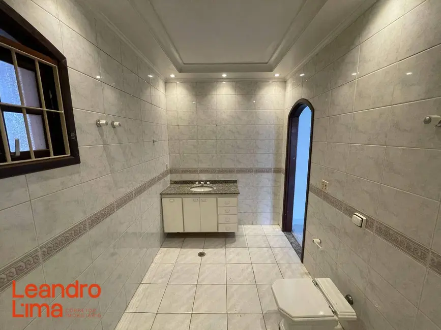 Casa com 3 quartos para alugar, 200m2 em Jardim Munhoz, Guarulhos - SP - imagem 6 Foto 6 de Casa com 3 quartos para alugar, 200m2 em Jardim Munhoz, Guarulhos - SP