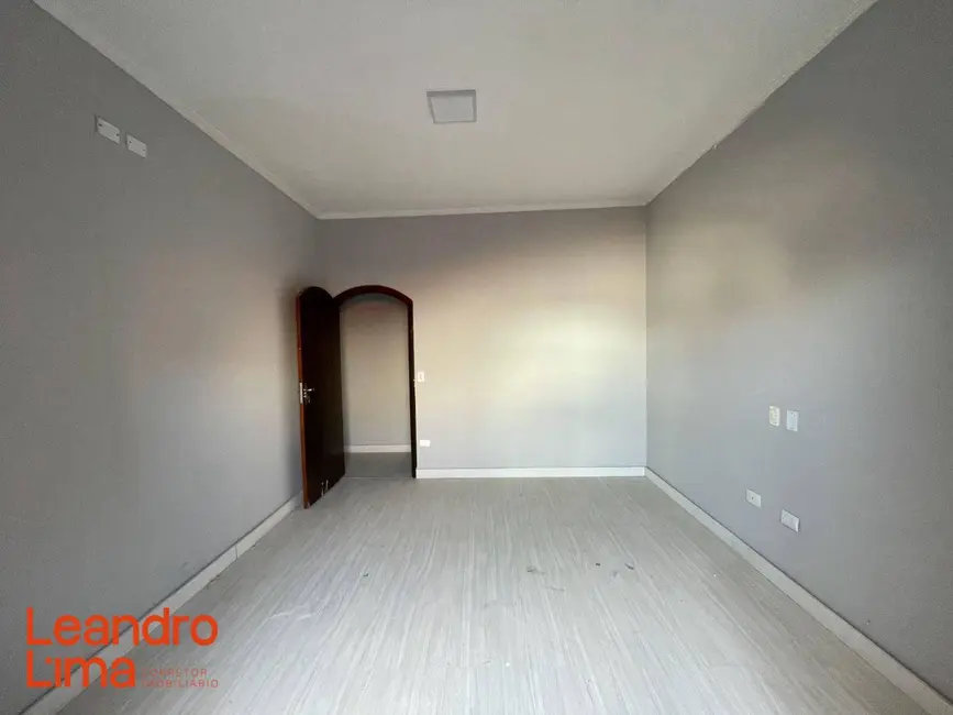 Casa com 3 quartos para alugar, 200m2 em Jardim Munhoz, Guarulhos - SP - imagem 9 Foto 9 de Casa com 3 quartos para alugar, 200m2 em Jardim Munhoz, Guarulhos - SP