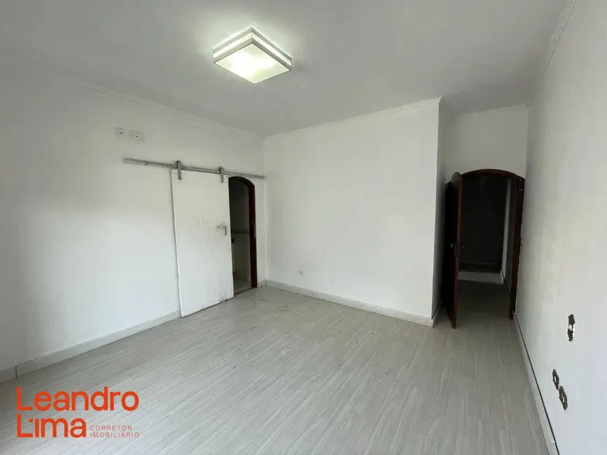 Casa com 3 quartos para alugar, 200m2 em Jardim Munhoz, Guarulhos - SP - imagem 3 Foto 3 de Casa com 3 quartos para alugar, 200m2 em Jardim Munhoz, Guarulhos - SP