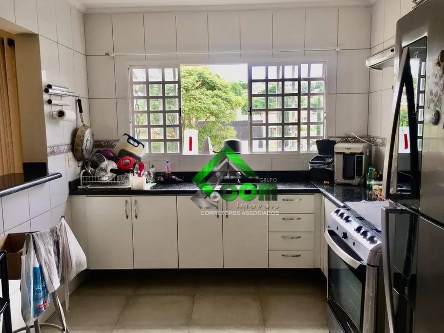 Foto 8 de Casa com 4 quartos à venda, 300m2 em Vila Petrópolis, Atibaia - SP