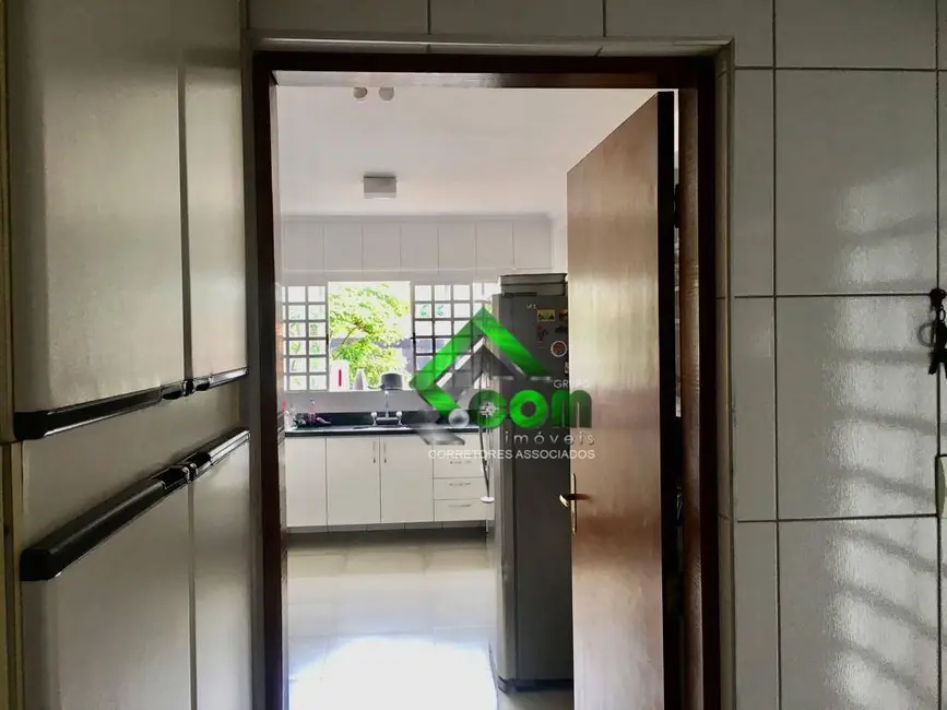 Foto 5 de Casa com 4 quartos à venda, 300m2 em Vila Petrópolis, Atibaia - SP