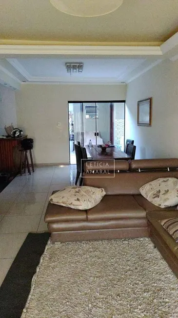 Foto 1 de Casa com 3 quartos à venda, 200m2 em Santo Expedito, Pouso Alegre - MG