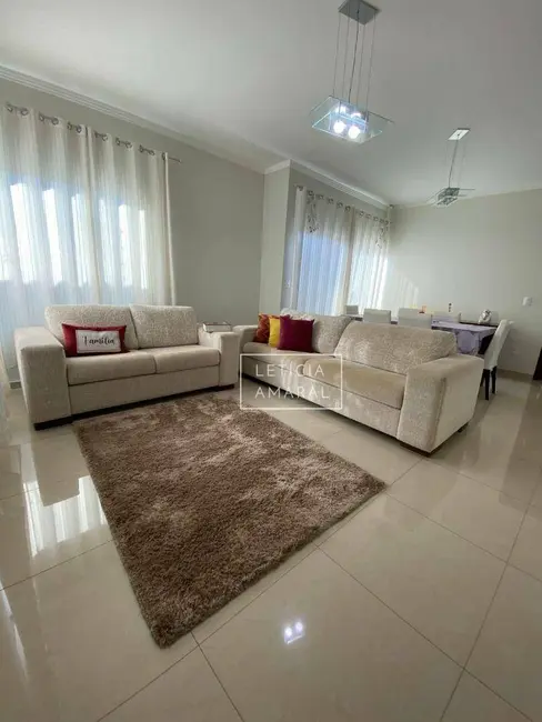 Foto 2 de Casa com 5 quartos à venda, 300m2 em Residencial Santa Rita, Pouso Alegre - MG