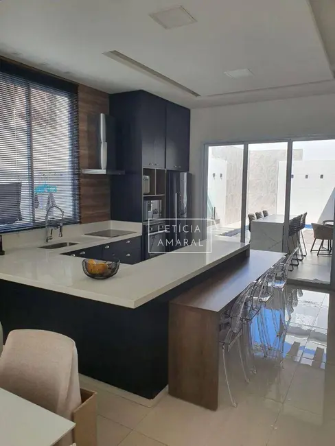 Casa com 3 quartos à venda, 300m2 em Centro, Pouso Alegre - MG - imagem 5 Foto 5 de Casa com 3 quartos à venda, 300m2 em Centro, Pouso Alegre - MG