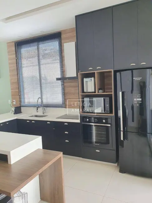 Casa com 3 quartos à venda, 300m2 em Centro, Pouso Alegre - MG - imagem 8 Foto 8 de Casa com 3 quartos à venda, 300m2 em Centro, Pouso Alegre - MG
