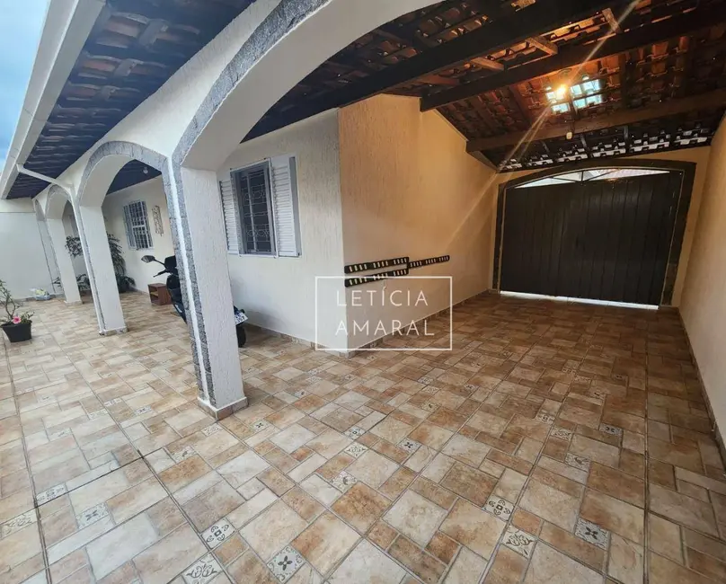 Foto 1 de Casa com 3 quartos à venda, 300m2 em São Carlos, Pouso Alegre - MG