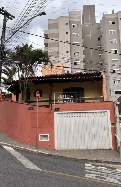 Foto 2 de Casa com 4 quartos à venda, 255m2 em Pouso Alegre - MG