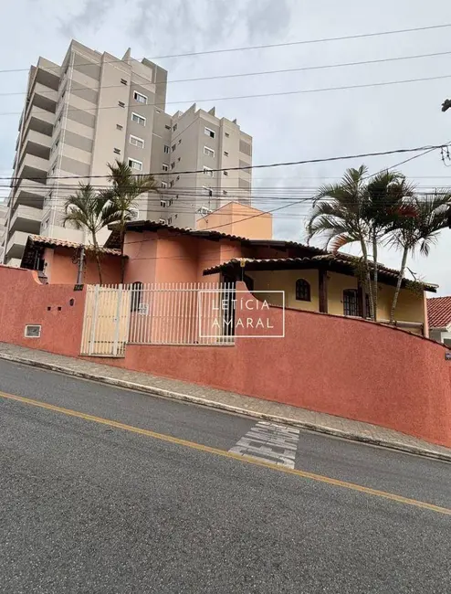 Foto 1 de Casa com 4 quartos à venda, 255m2 em Pouso Alegre - MG