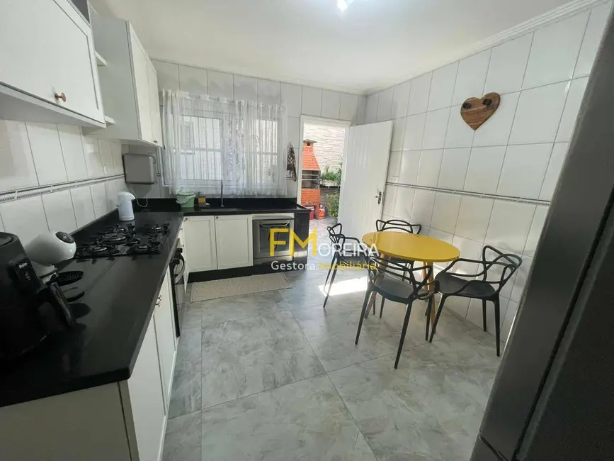 Sobrado com 3 quartos à venda, 105m2 em Tupi, Praia Grande - SP - imagem 8 Foto 8 de Sobrado com 3 quartos à venda, 105m2 em Tupi, Praia Grande - SP
