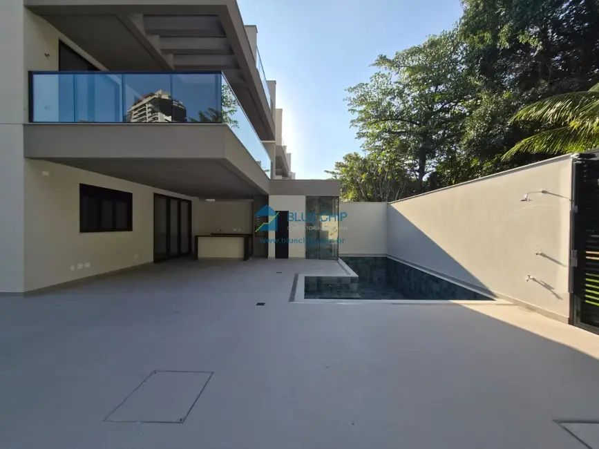 Casa de Condomínio com 5 quartos para alugar, 370m2 em Barra da Tijuca, Rio De Janeiro - RJ - imagem 3 Foto 3 de Casa de Condomínio com 5 quartos para alugar, 370m2 em Barra da Tijuca, Rio De Janeiro - RJ