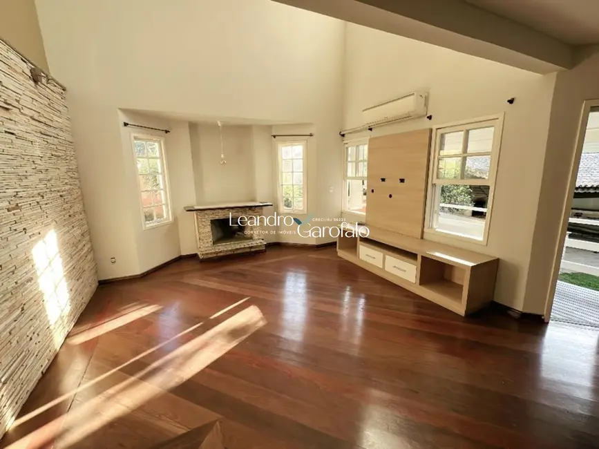 Casa com 5 quartos à venda, 350m2 em Casa da Lua, Resende - RJ - imagem 3 Foto 3 de Casa com 5 quartos à venda, 350m2 em Casa da Lua, Resende - RJ