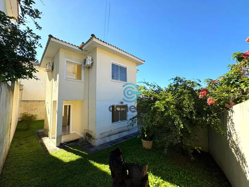 Casa com 3 quartos à venda e para alugar, 182m2 em Itaipu, Niteroi - RJ - imagem 1 Foto 1 de Casa com 3 quartos à venda e para alugar, 182m2 em Itaipu, Niteroi - RJ