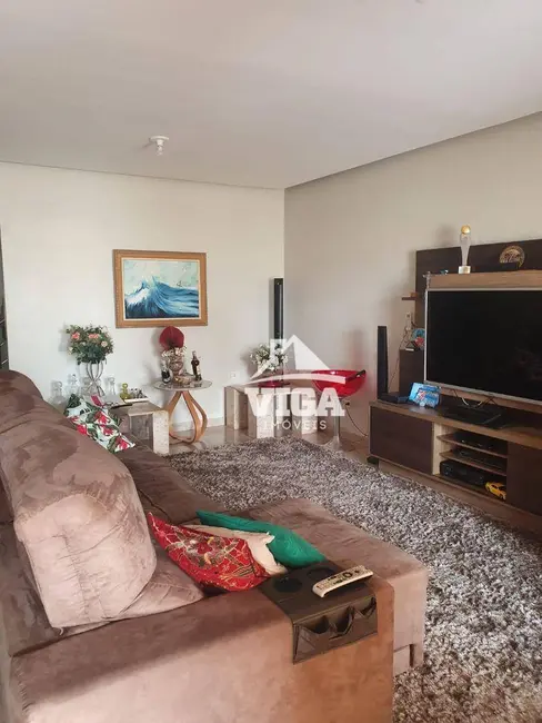 Sobrado com 3 quartos para alugar, 228m2 em Itumbiara - GO - imagem 5 Foto 5 de Sobrado com 3 quartos para alugar, 228m2 em Itumbiara - GO