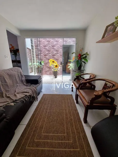 Casa com 3 quartos à venda e para alugar, 330m2 em Itumbiara - GO - imagem 5 Foto 5 de Casa com 3 quartos à venda e para alugar, 330m2 em Itumbiara - GO