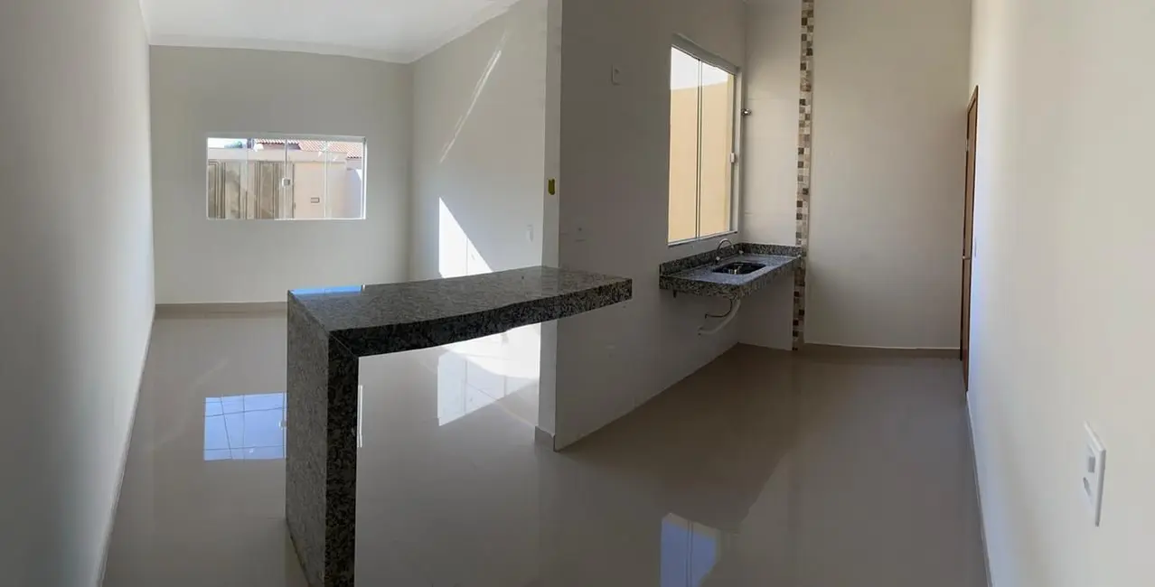 Foto 1 de Casa com 2 quartos à venda, 60m2 em Jardim Holanda, Uberlandia - MG