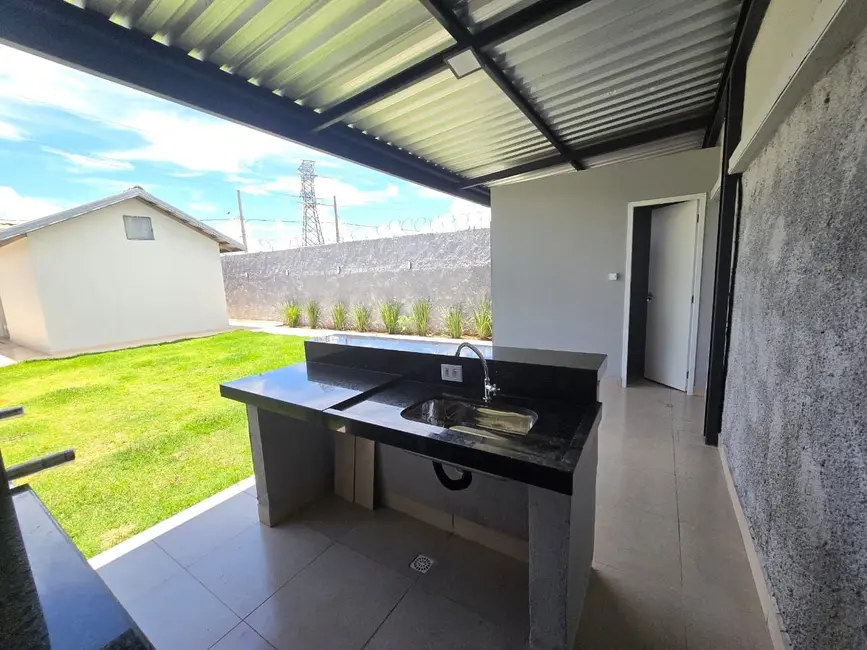 Foto 1 de Casa com 2 quartos à venda, 200m2 em Loteamento Residencial Pequis, Uberlandia - MG