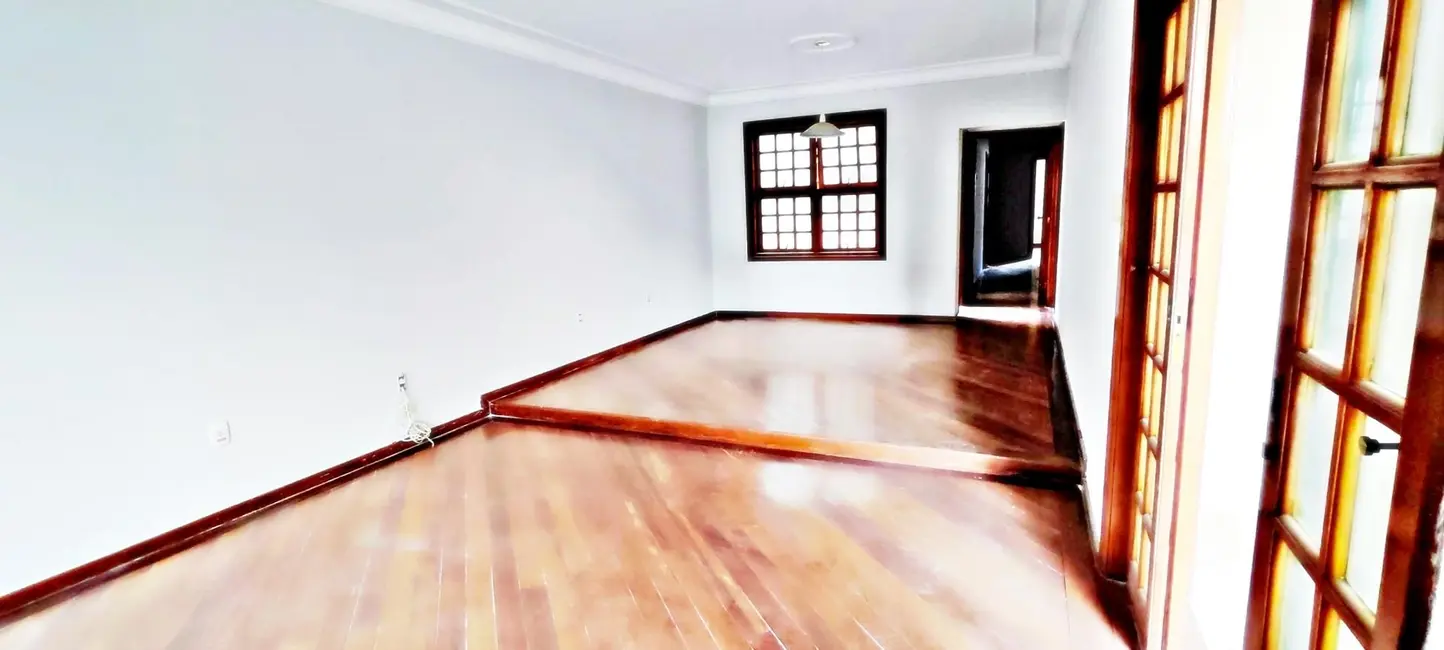 Foto 2 de Casa com 4 quartos para alugar, 250m2 em Umuarama, Uberlandia - MG