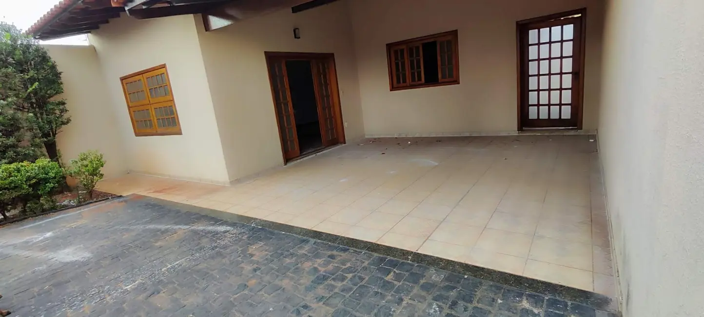 Foto 1 de Casa com 4 quartos para alugar, 250m2 em Umuarama, Uberlandia - MG