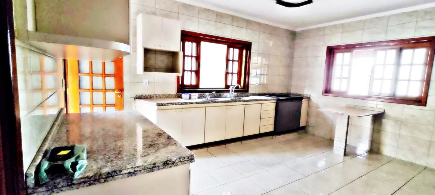 Foto 5 de Casa com 4 quartos para alugar, 250m2 em Umuarama, Uberlandia - MG