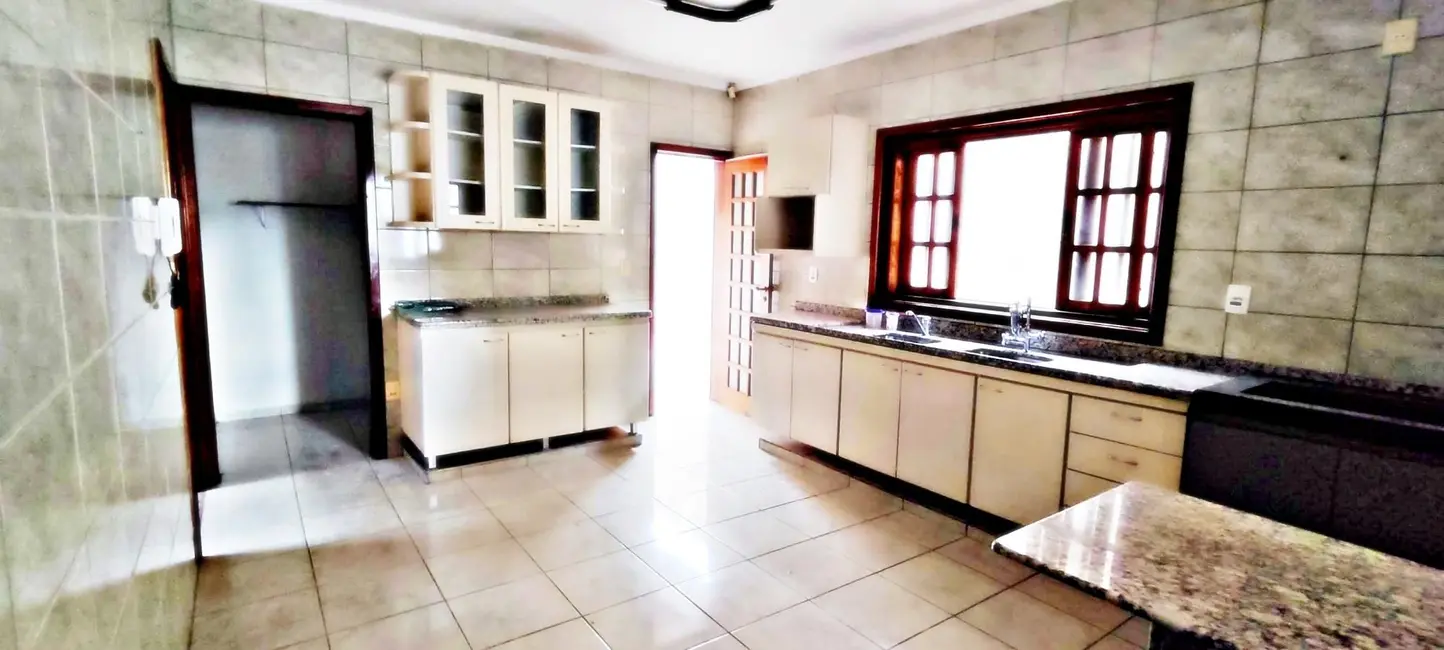 Foto 6 de Casa com 4 quartos para alugar, 250m2 em Umuarama, Uberlandia - MG