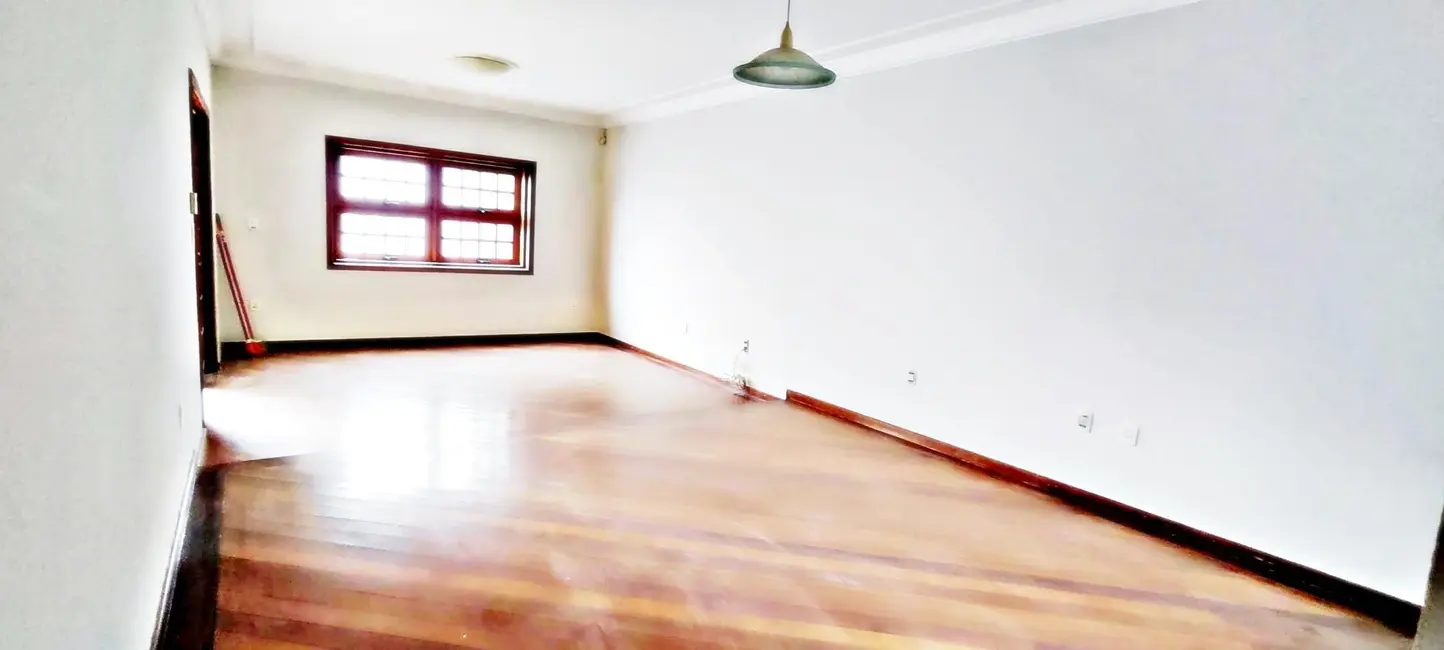 Casa com 4 quartos à venda, 250m2 em Umuarama, Uberlandia - MG - imagem 3 Foto 3 de Casa com 4 quartos à venda, 250m2 em Umuarama, Uberlandia - MG