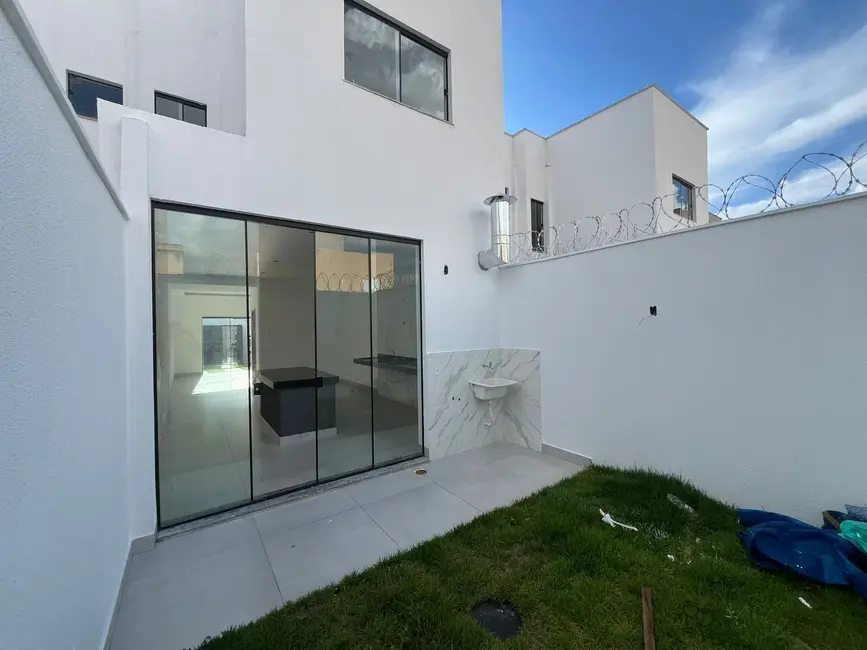 Foto 6 de Sobrado com 3 quartos à venda, 100m2 em Novo Mundo, Uberlandia - MG