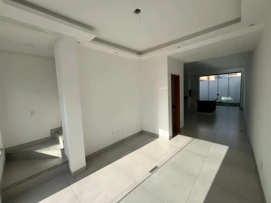 Foto 2 de Sobrado com 3 quartos à venda, 100m2 em Novo Mundo, Uberlandia - MG