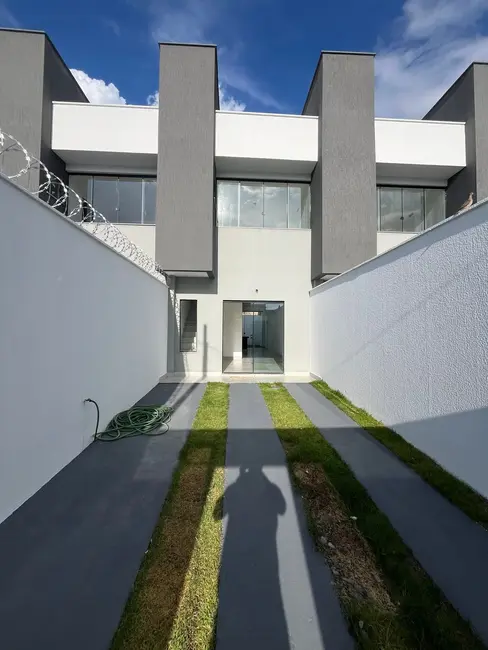 Foto 1 de Sobrado com 3 quartos à venda, 100m2 em Novo Mundo, Uberlandia - MG