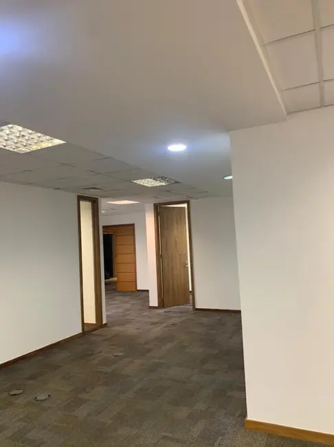 Sala Comercial à venda e para alugar, 200m2 em Barra da Tijuca, Rio De Janeiro - RJ - imagem 5 Foto 5 de Sala Comercial à venda e para alugar, 200m2 em Barra da Tijuca, Rio De Janeiro - RJ