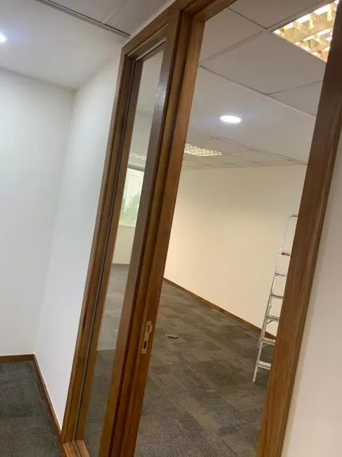 Sala Comercial à venda e para alugar, 200m2 em Barra da Tijuca, Rio De Janeiro - RJ - imagem 8 Foto 8 de Sala Comercial à venda e para alugar, 200m2 em Barra da Tijuca, Rio De Janeiro - RJ