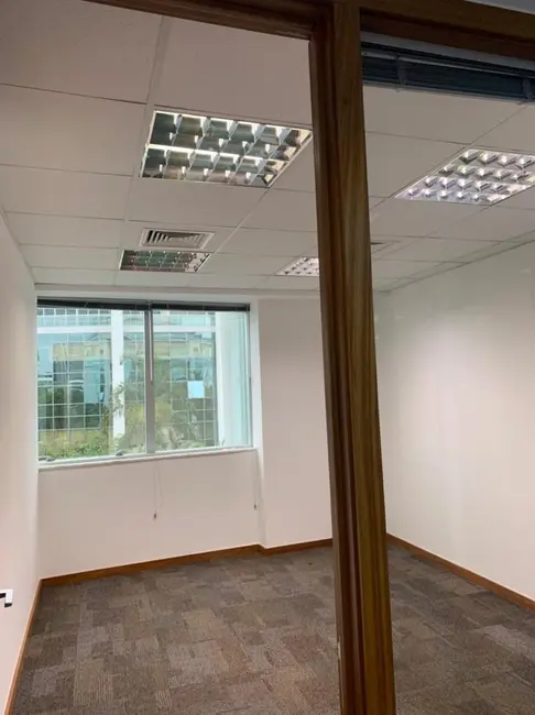 Sala Comercial à venda e para alugar, 200m2 em Barra da Tijuca, Rio De Janeiro - RJ - imagem 6 Foto 6 de Sala Comercial à venda e para alugar, 200m2 em Barra da Tijuca, Rio De Janeiro - RJ