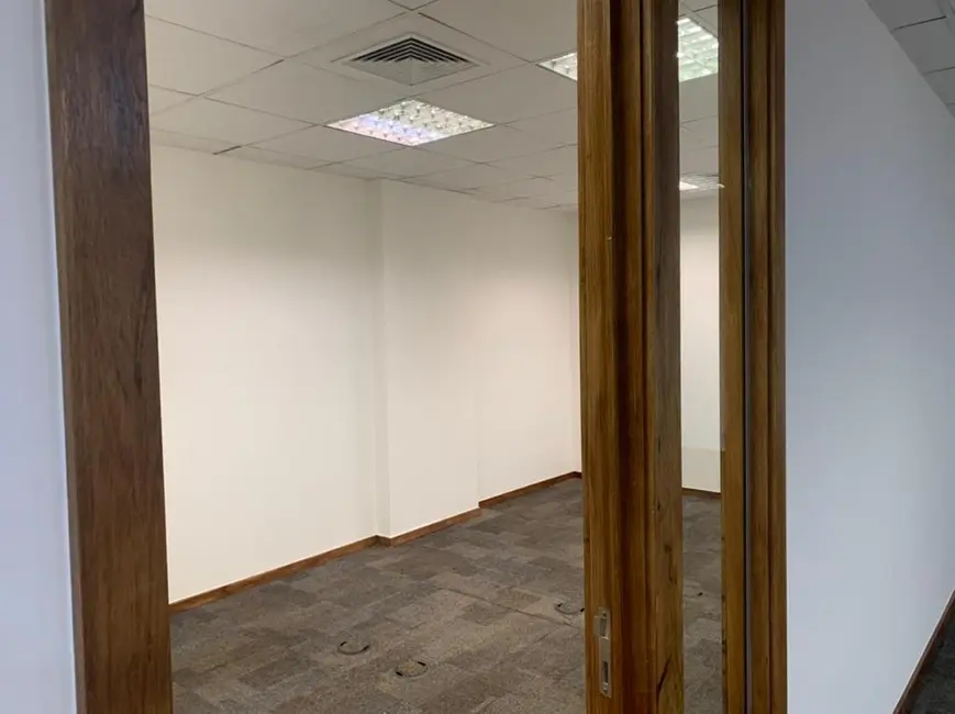 Sala Comercial à venda e para alugar, 200m2 em Barra da Tijuca, Rio De Janeiro - RJ - imagem 9 Foto 9 de Sala Comercial à venda e para alugar, 200m2 em Barra da Tijuca, Rio De Janeiro - RJ
