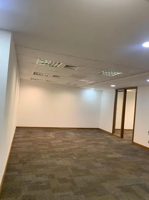 Sala Comercial à venda e para alugar, 200m2 em Barra da Tijuca, Rio De Janeiro - RJ - imagem 4 Foto 4 de Sala Comercial à venda e para alugar, 200m2 em Barra da Tijuca, Rio De Janeiro - RJ