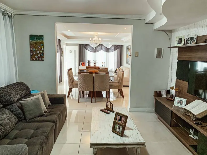 Casa de Condomínio com 4 quartos à venda, 222m2 em Jardim Belvedere, Volta Redonda - RJ - imagem 5 Foto 5 de Casa de Condomínio com 4 quartos à venda, 222m2 em Jardim Belvedere, Volta Redonda - RJ