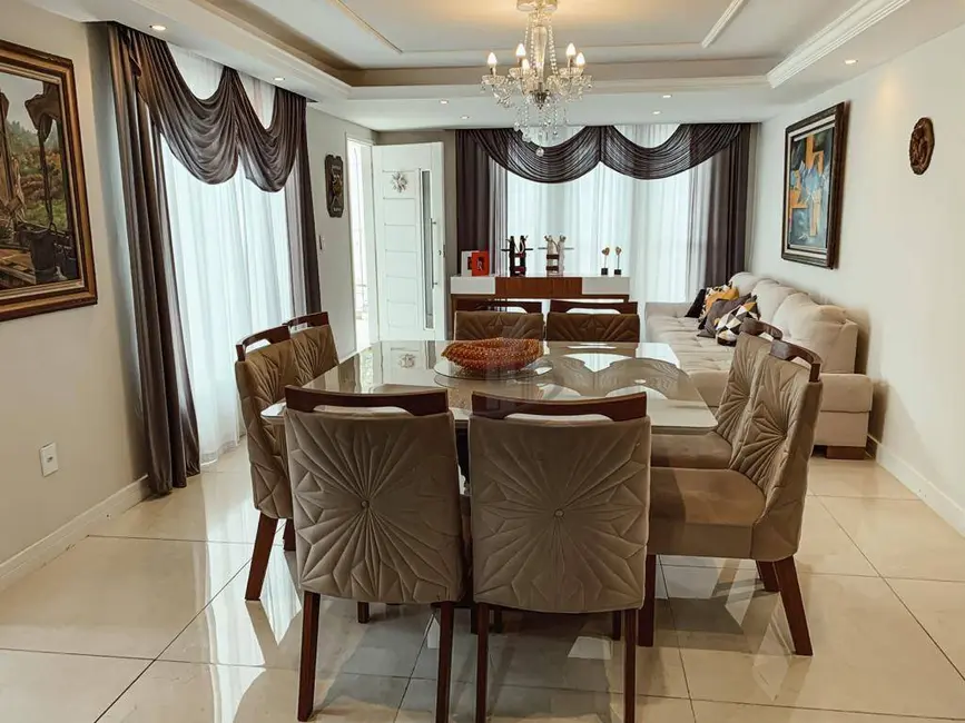 Foto 2 de Casa de Condomínio com 4 quartos à venda, 222m2 em Jardim Belvedere, Volta Redonda - RJ