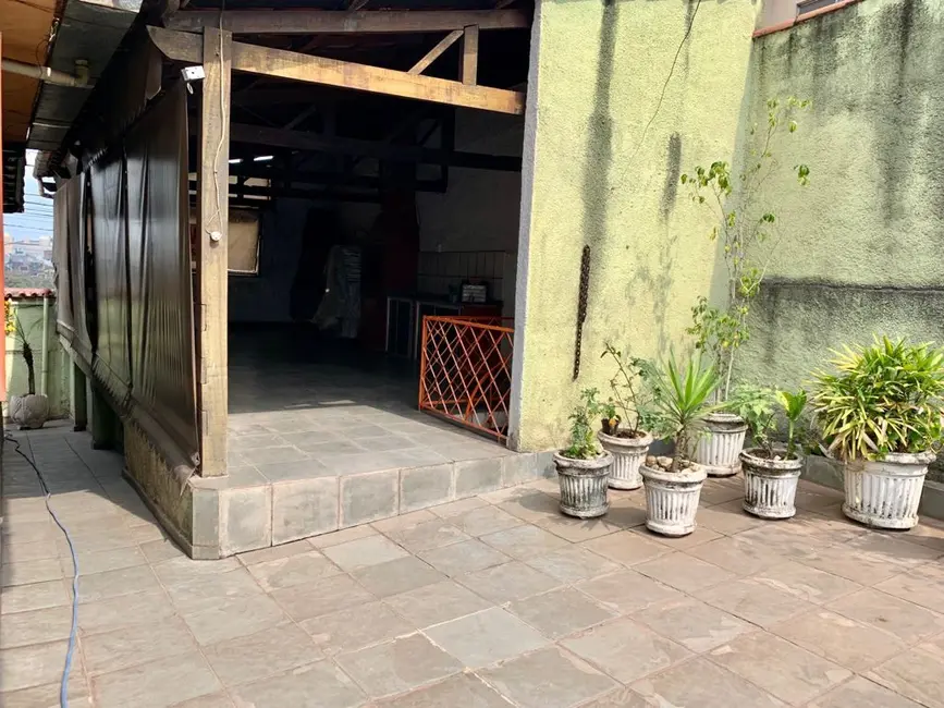 Casa com 3 quartos à venda, 300m2 em Jardim Cidade do Aço, Volta Redonda - RJ - imagem 3 Foto 3 de Casa com 3 quartos à venda, 300m2 em Jardim Cidade do Aço, Volta Redonda - RJ