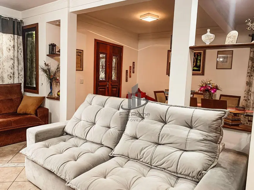 Foto 1 de Casa com 3 quartos à venda, 276m2 em Vila Santa Cecília, Volta Redonda - RJ