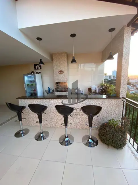 Foto 2 de Casa com 5 quartos à venda, 557m2 em Jardim Amália, Volta Redonda - RJ