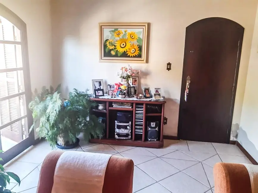 Casa com 4 quartos à venda, 200m2 em São João Batista, Volta Redonda - RJ - imagem 3 Foto 3 de Casa com 4 quartos à venda, 200m2 em São João Batista, Volta Redonda - RJ