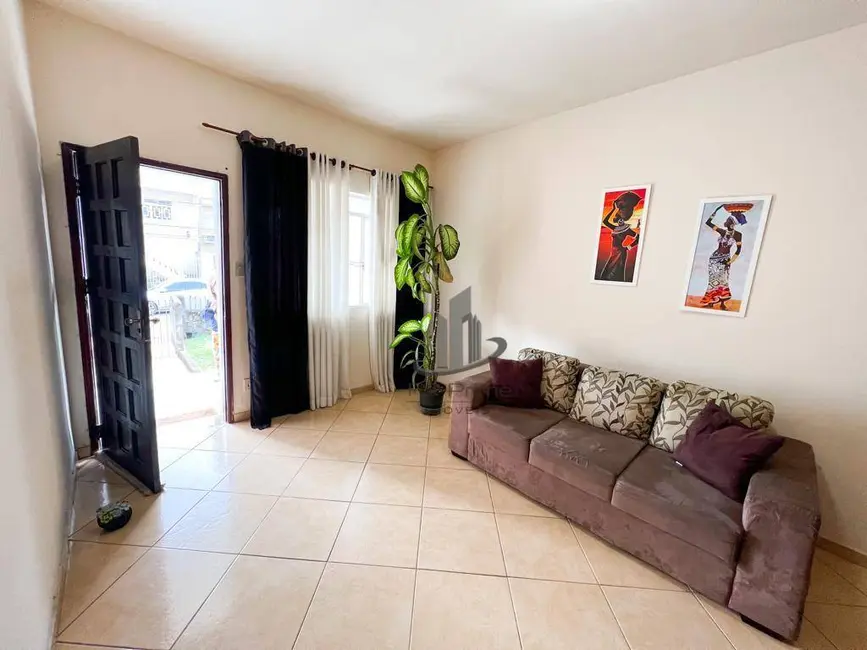Casa com 3 quartos à venda, 310m2 em Jardim Amália, Volta Redonda - RJ - imagem 4 Foto 4 de Casa com 3 quartos à venda, 310m2 em Jardim Amália, Volta Redonda - RJ