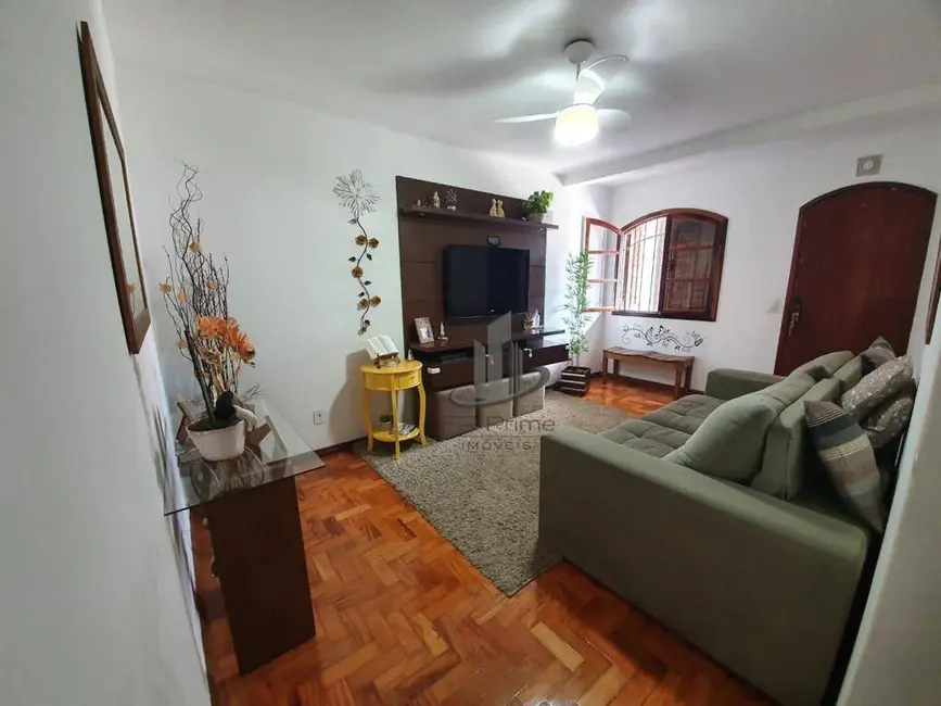 Foto 1 de Casa com 3 quartos à venda, 210m2 em Jardim Tiradentes, Volta Redonda - RJ