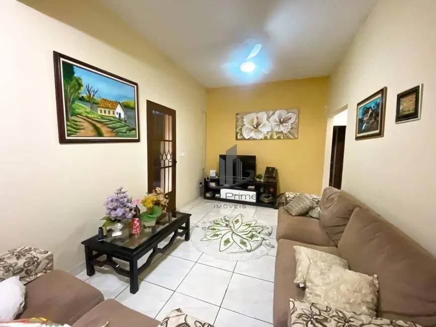Casa com 3 quartos à venda, 229m2 em São Luís, Volta Redonda - RJ - imagem 2 Foto 2 de Casa com 3 quartos à venda, 229m2 em São Luís, Volta Redonda - RJ