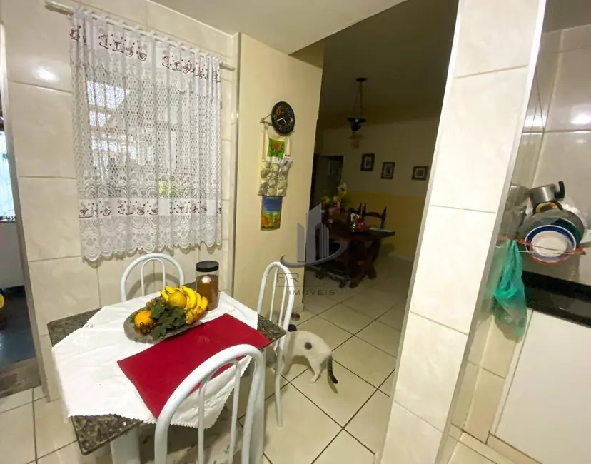 Casa com 3 quartos à venda, 229m2 em São Luís, Volta Redonda - RJ - imagem 4 Foto 4 de Casa com 3 quartos à venda, 229m2 em São Luís, Volta Redonda - RJ